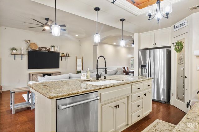 5303 Via Fontenelle Drive, Bakersfield, CA 93308