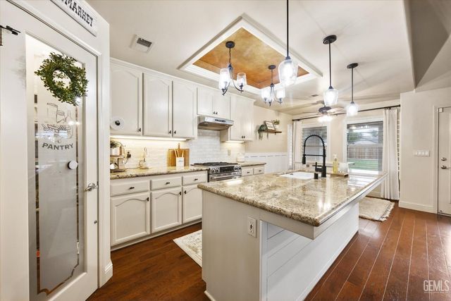 5303 Via Fontenelle Drive, Bakersfield, CA 93308