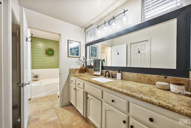 5303 Via Fontenelle Drive, Bakersfield, CA 93308