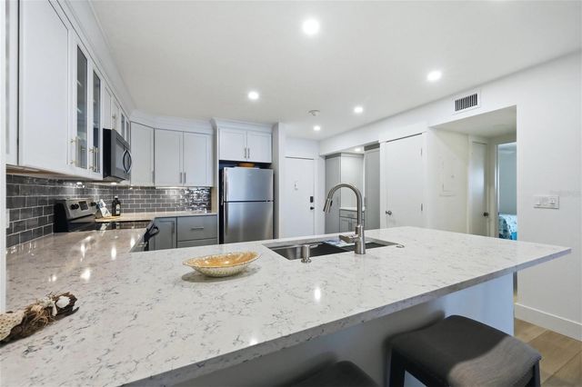 2100 BENJAMIN FRANKLIN DRIVE 205, Sarasota, FL 34236