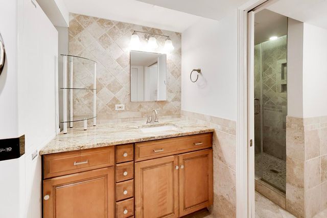 1232 W Nelson Street B, Chicago, IL 60657