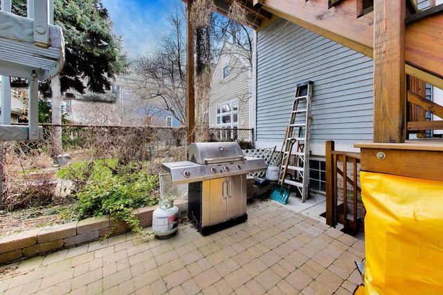 1232 W Nelson Street B, Chicago, IL 60657