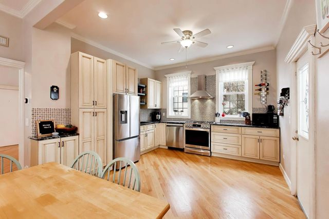 1232 W Nelson Street B, Chicago, IL 60657