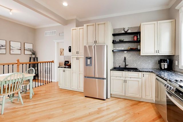 1232 W Nelson Street B, Chicago, IL 60657