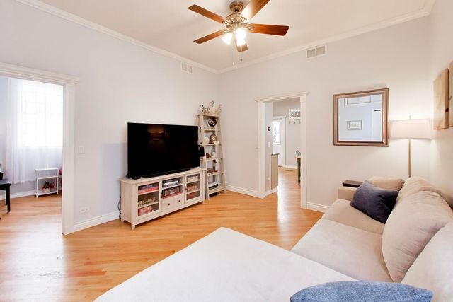 1232 W Nelson Street B, Chicago, IL 60657