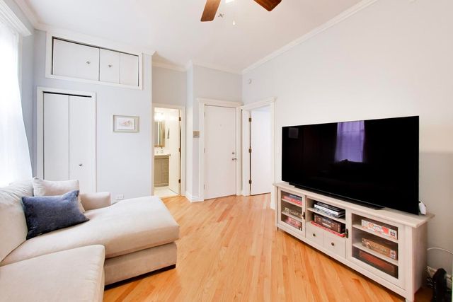 1232 W Nelson Street B, Chicago, IL 60657