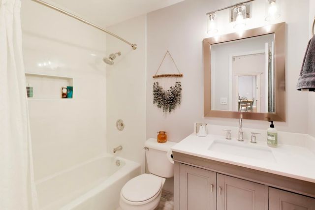 1232 W Nelson Street B, Chicago, IL 60657