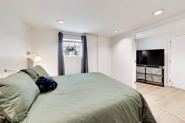 1232 W Nelson Street B, Chicago, IL 60657