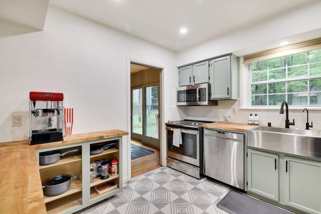 14 SASSAFRAS RD, Lake Harmony, PA 18624