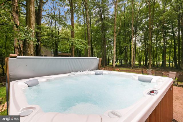 14 SASSAFRAS RD, Lake Harmony, PA 18624