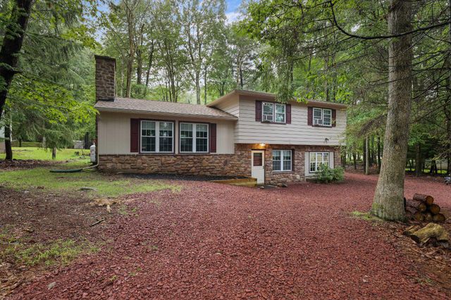 14 SASSAFRAS RD, Lake Harmony, PA 18624