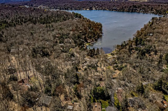 14 SASSAFRAS RD, Lake Harmony, PA 18624