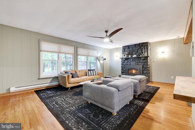 14 SASSAFRAS RD, Lake Harmony, PA 18624