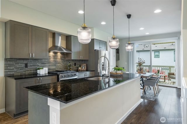 9725 10th Place SW, Seattle, WA 98106