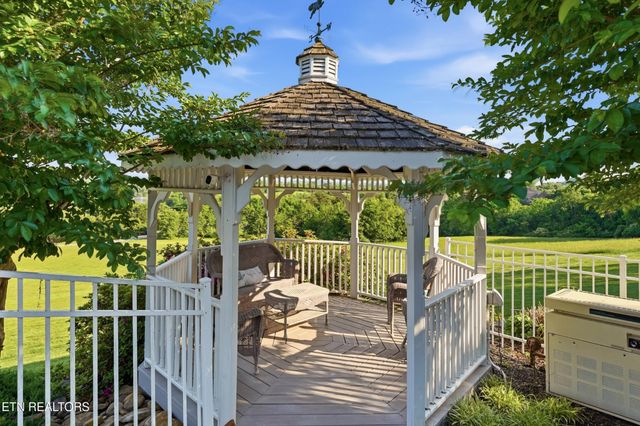 4246 Gravelly Hills Rd, Louisville, TN 37777