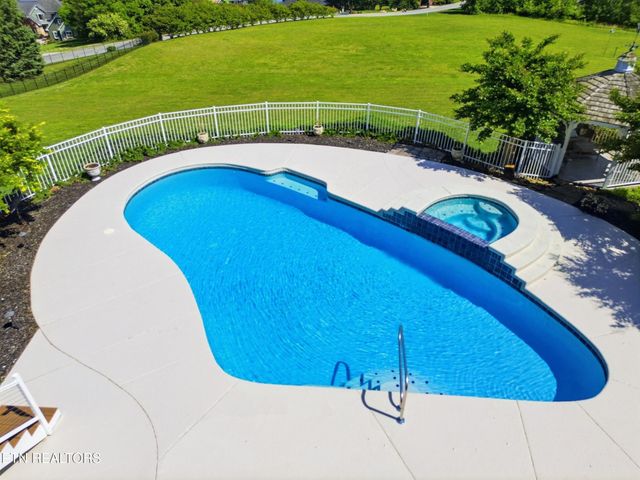 4246 Gravelly Hills Rd, Louisville, TN 37777