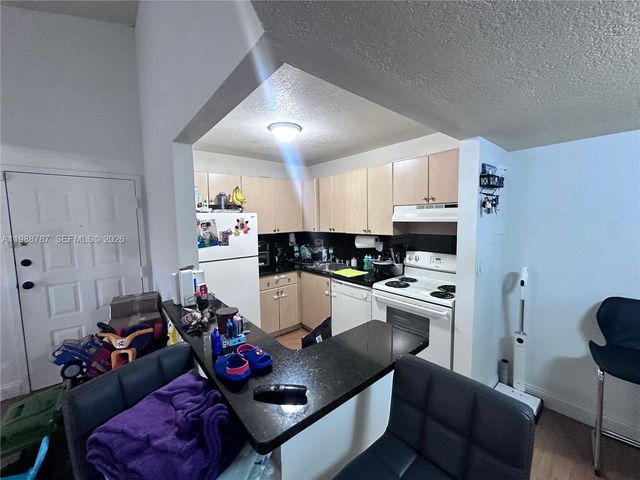 7220 NW 179th St 206, Hialeah, FL 33015