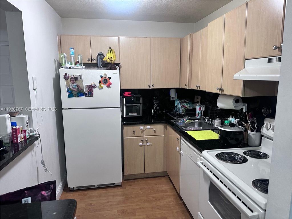 7220 NW 179th St 206, Hialeah, FL 33015