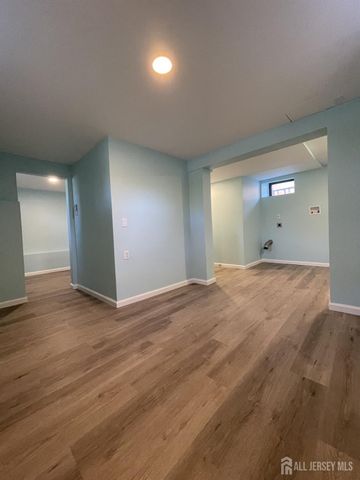 8 Germantown Avenue, Middlesex, NJ 08817