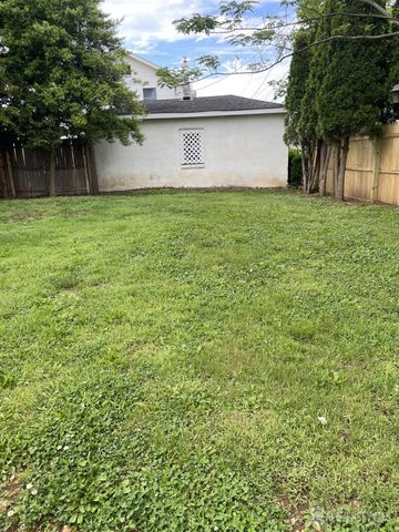 8 Germantown Avenue, Middlesex, NJ 08817