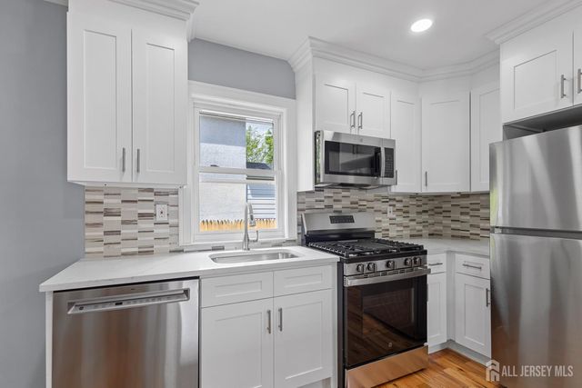 8 Germantown Avenue, Middlesex, NJ 08817