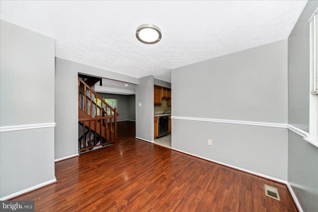 Image 10 of property listing at 3749 CASTLE TER #121-14, Silver Spring, MD 20904