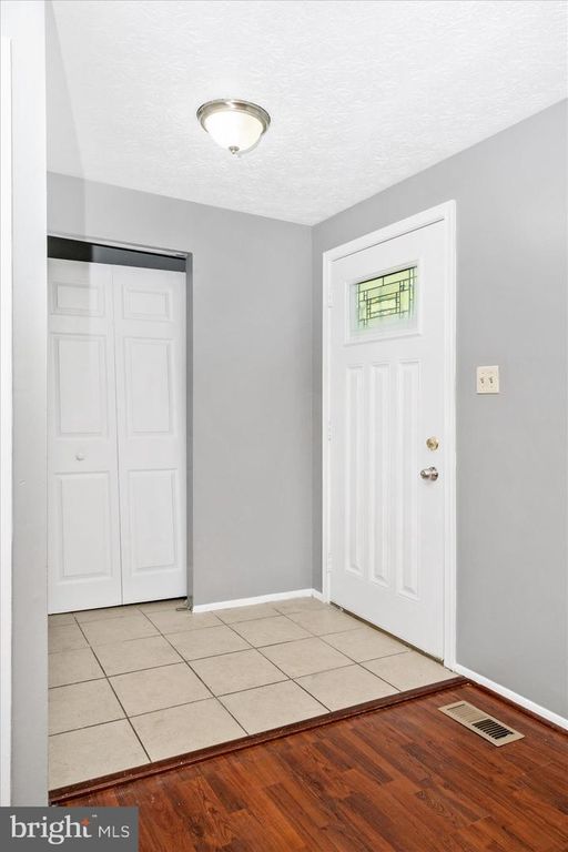 Image 3 of property listing at 3749 CASTLE TER #121-14, Silver Spring, MD 20904
