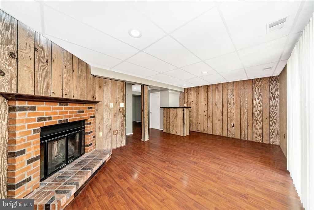 Image 33 of property listing at 3749 CASTLE TER #121-14, Silver Spring, MD 20904