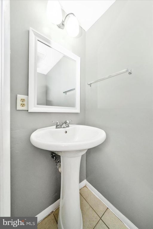 Image 38 of property listing at 3749 CASTLE TER #121-14, Silver Spring, MD 20904