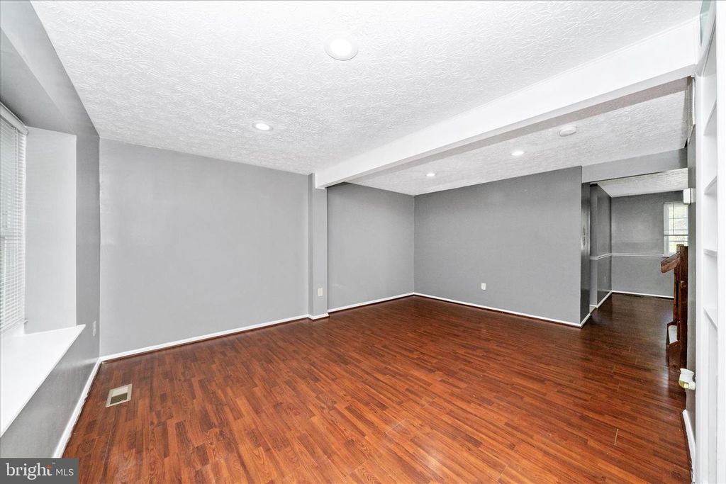 Image 4 of property listing at 3749 CASTLE TER #121-14, Silver Spring, MD 20904