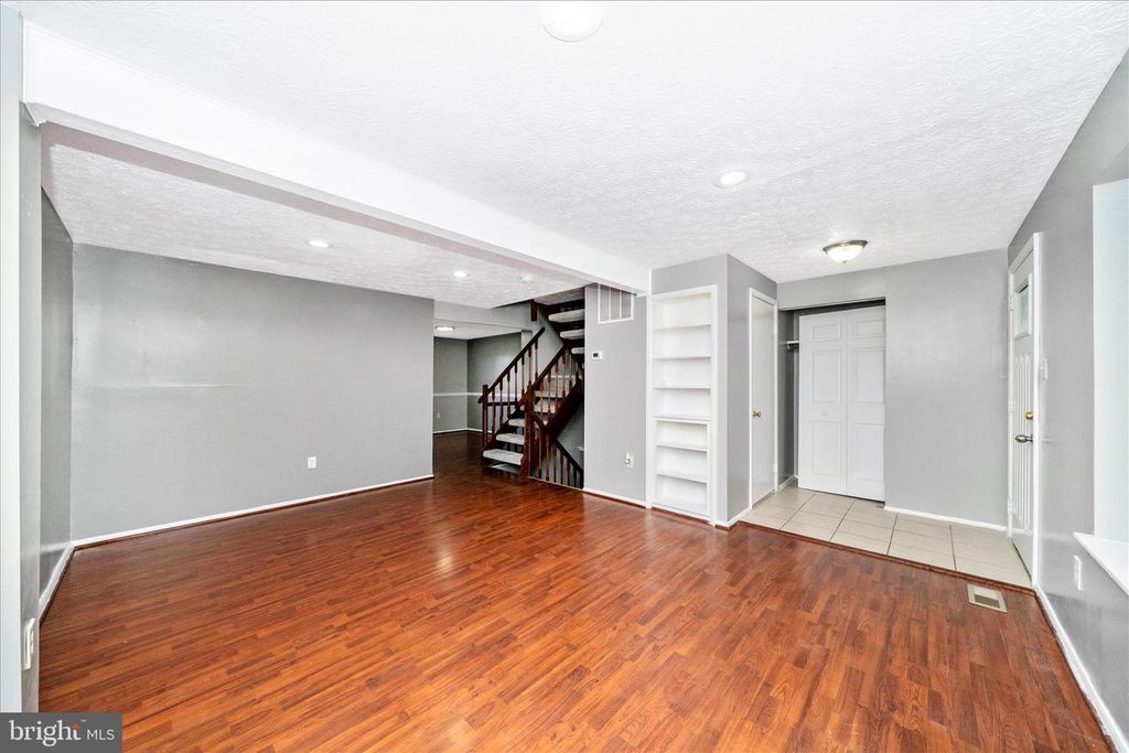 Image 5 of property listing at 3749 CASTLE TER #121-14, Silver Spring, MD 20904