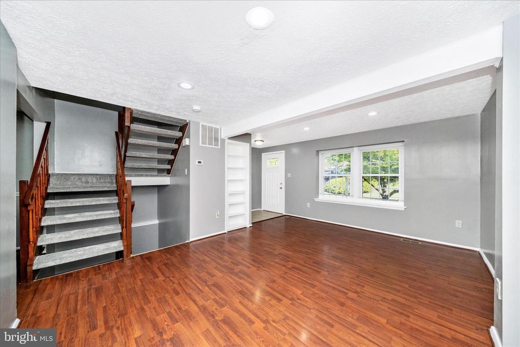 Image 6 of property listing at 3749 CASTLE TER #121-14, Silver Spring, MD 20904