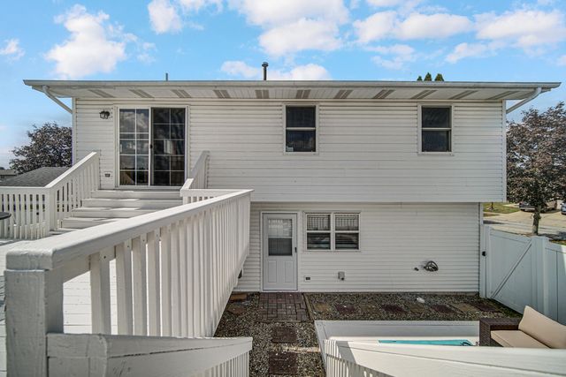 7581 Murrelet Street, Hobart, IN 46342