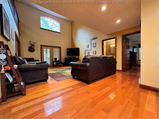 292 Winthrop Lane, Clendenin, WV 25045