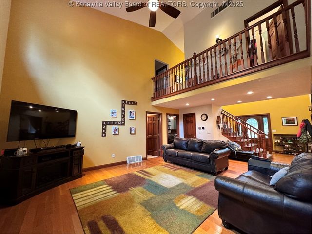 292 Winthrop Lane, Clendenin, WV 25045