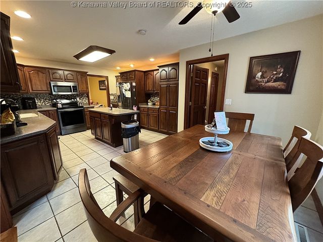 292 Winthrop Lane, Clendenin, WV 25045