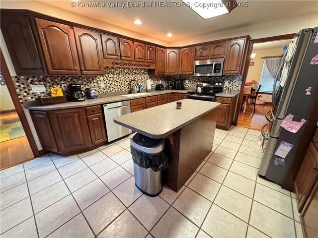 292 Winthrop Lane, Clendenin, WV 25045