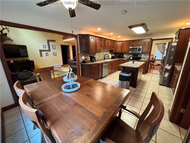 292 Winthrop Lane, Clendenin, WV 25045