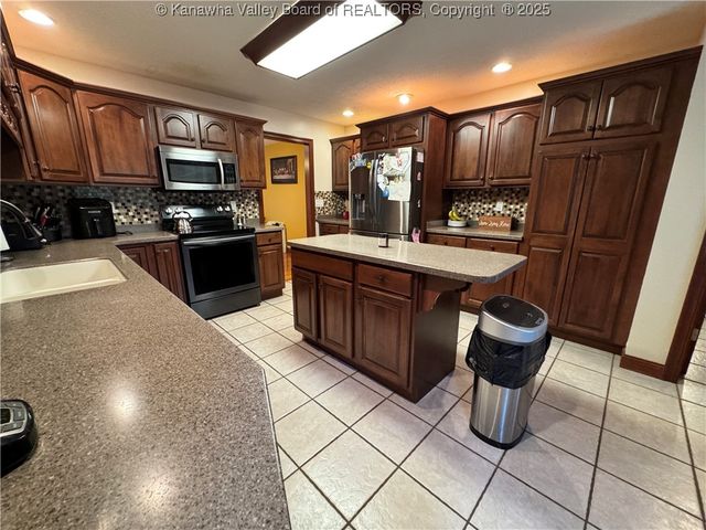 292 Winthrop Lane, Clendenin, WV 25045