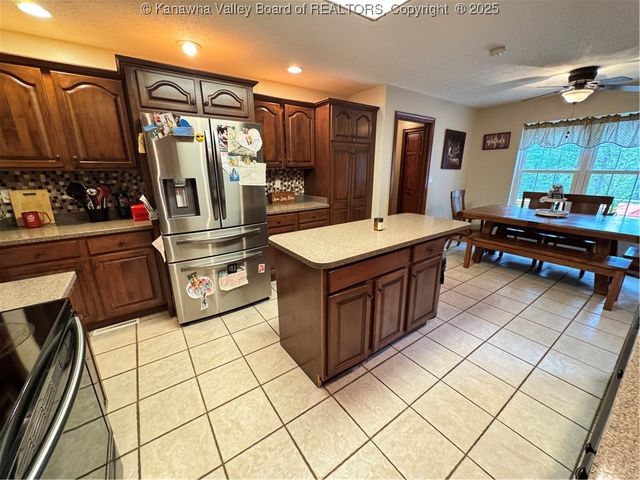 292 Winthrop Lane, Clendenin, WV 25045