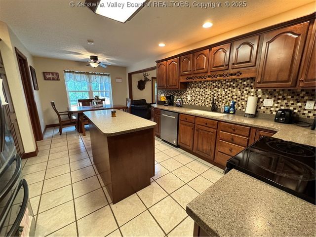 292 Winthrop Lane, Clendenin, WV 25045