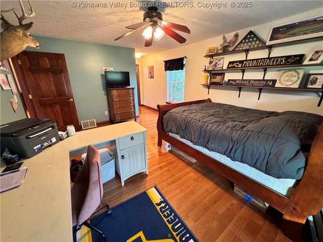 292 Winthrop Lane, Clendenin, WV 25045