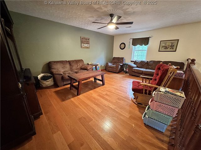 292 Winthrop Lane, Clendenin, WV 25045
