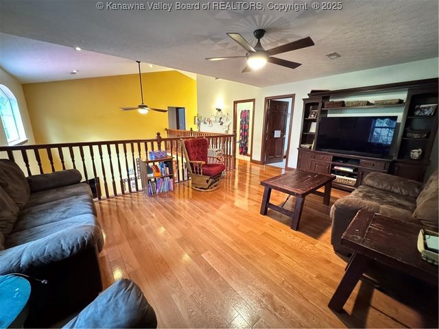 292 Winthrop Lane, Clendenin, WV 25045