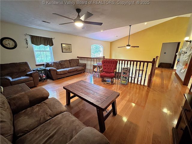 292 Winthrop Lane, Clendenin, WV 25045