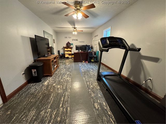 292 Winthrop Lane, Clendenin, WV 25045