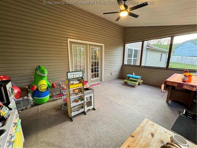 292 Winthrop Lane, Clendenin, WV 25045