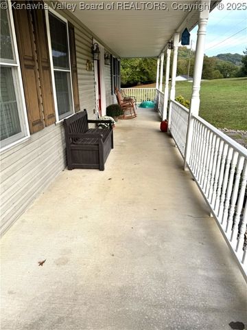 292 Winthrop Lane, Clendenin, WV 25045