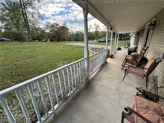 292 Winthrop Lane, Clendenin, WV 25045