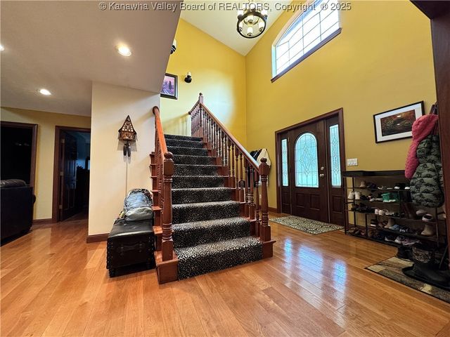 292 Winthrop Lane, Clendenin, WV 25045